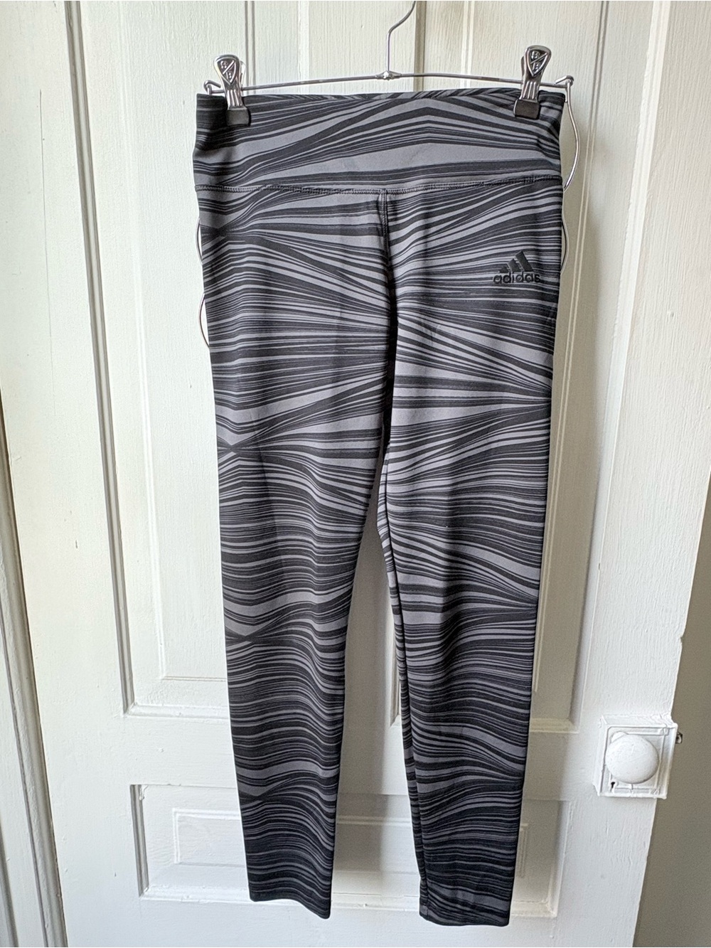 Adidas Print Leggings in Gray & Black Girls Large (13-14) Like New